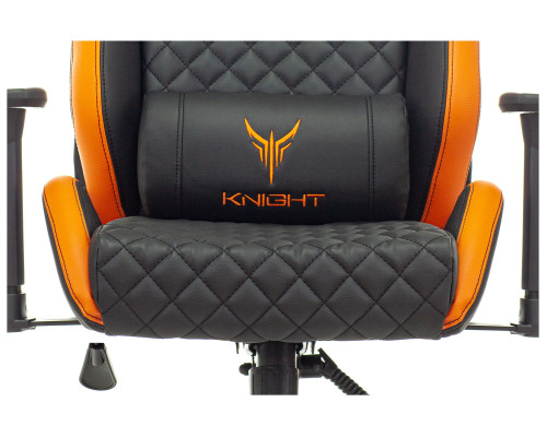 Кресло игровое Knight Outrider черный/оранжевый ромбик эко.кожа с подголов. крестов. металл Кресло игровое Knight Outrider черный/оранжевый ромбик эко.кожа с подголов. крестов. металл